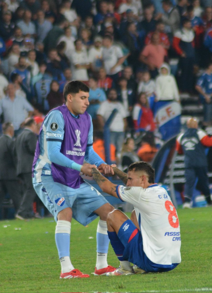 Está foto habla sobre los pibes del club, los que verdad aman a NACIONAL. 
Mientras otros se arrastran en la cancha, cobran miles en dólares y no sentien la camiseta