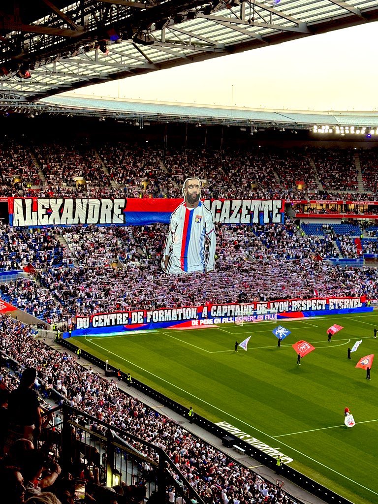 MlleAngel_'s tweet photo. Le moment le plus beau mais le plus dur que j’ai eu à vivre dans un stade la sortie d’Alex..💔 je suis brisée en 2 mais tellement fière d’avoir été là pour lui du début à la fin, et de vivre ses adieux et l’hommage qu’il mérite 🥹🫶🏼MERCI MON CAPITAINE ALEX❤️💙 #OLSCO #MerciAlex https://t.co/mPv4wJcXix