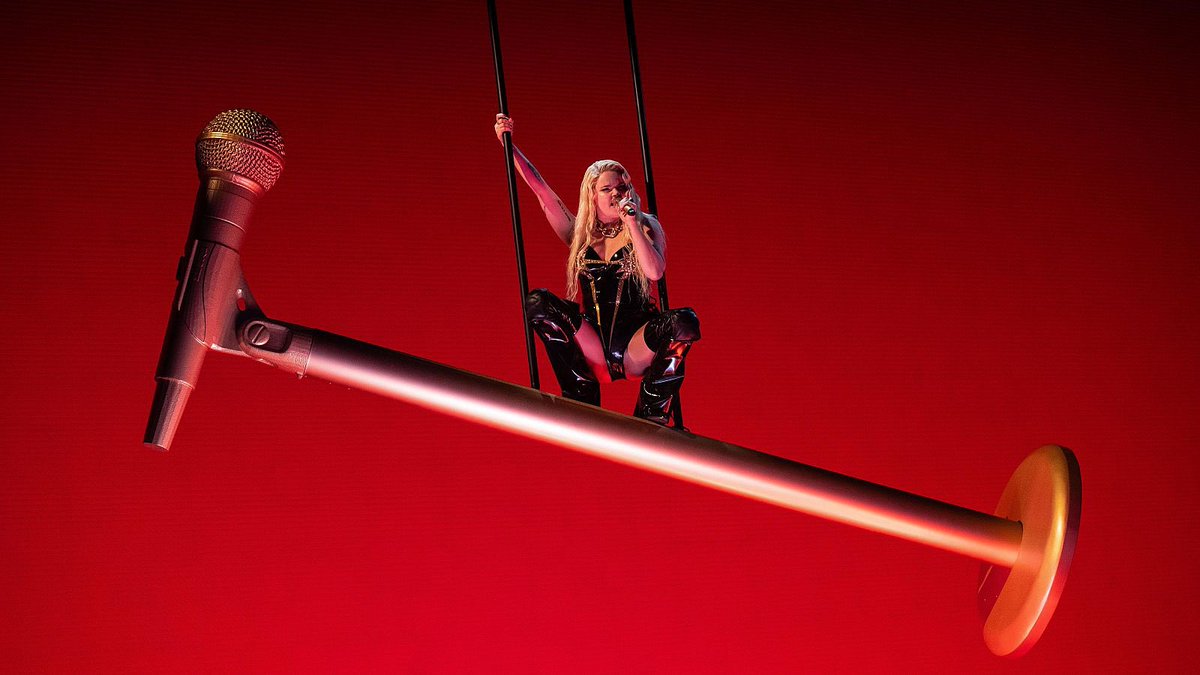 te parece bien un micrófono de 47 centímetros? #EurovisionRTVE