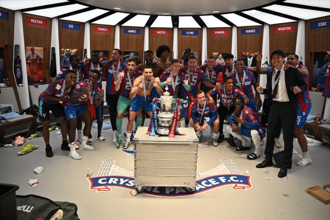 Fooootest's tweet image. 試合後にロッカールームで記念撮影をするクリスタルパレス🏴󠁧󠁢󠁥󠁮󠁧󠁿🏆

一方で鎌田大地だけ早く帰ろうとしている感がすごいと話題に✈️💨

📸@CPFC