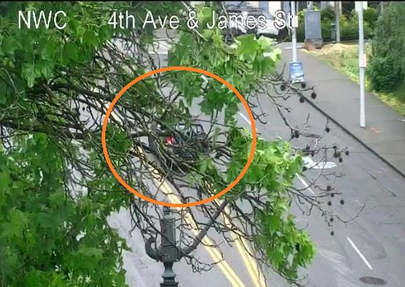 ジェームズセントの4番街と5番目のアベニューの間の車両の障害者は、センターレーンをブロックしました。
