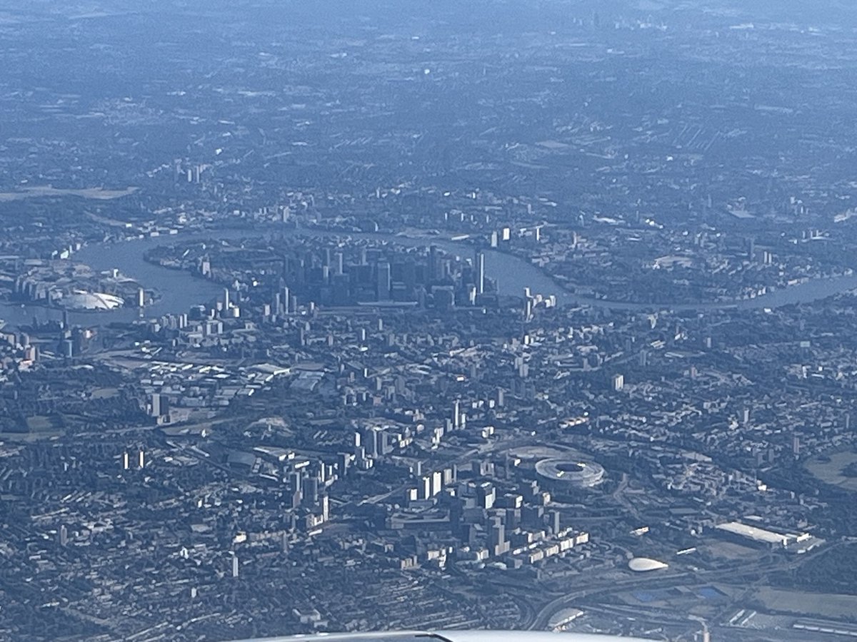 Wonderful views over London this evening on way back from ⁦<a href="/PerioEurope/">EFP</a>⁩ #Europerio11 Thank you so much to the fantastic conference scientific and organising teams as well as Mondial PCO. The bar has been raised even higher!
