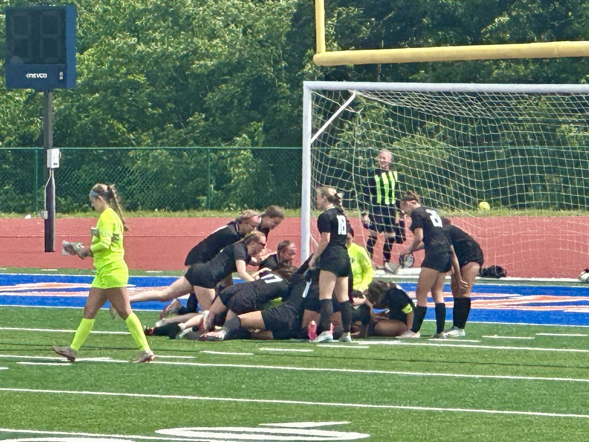 After a 0-0 draw in regulation and double OT, Varsity picked up a hard fought victory over Howell in penalties. 

PKs:
Martin
Rosenberg
Calzada 
Layne
Sachs

Selvy with the huge final save to secure the win!