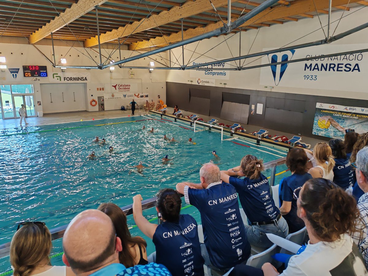 anjovalenti's tweet photo. Avui després de més d'una dècada el #waterpolo masculí absolut @CNManresa_ assoleix de nou nivell estatal. Tornem d'on per historia mai no n'hauriem d'haver sortit.

Bon joc, esforç i unió!

El barret del Tet aplega de nou tot un club i la seva ciutat #Manresa!

Enhorabona equip! https://t.co/6kbBwC51iS