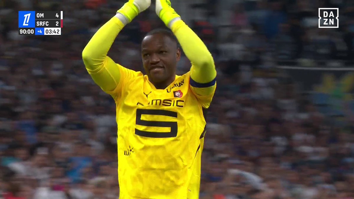 Footballogue's tweet photo. Steve Mandanda qui rentre à quelques secondes de la fin, méga ovation du Vélodrome pour cette légende ! 💙🤍

Bravo à coach Beye pour ce geste, c'est magnifique !

(@DAZN_FR) https://t.co/8CgYz9OB2n