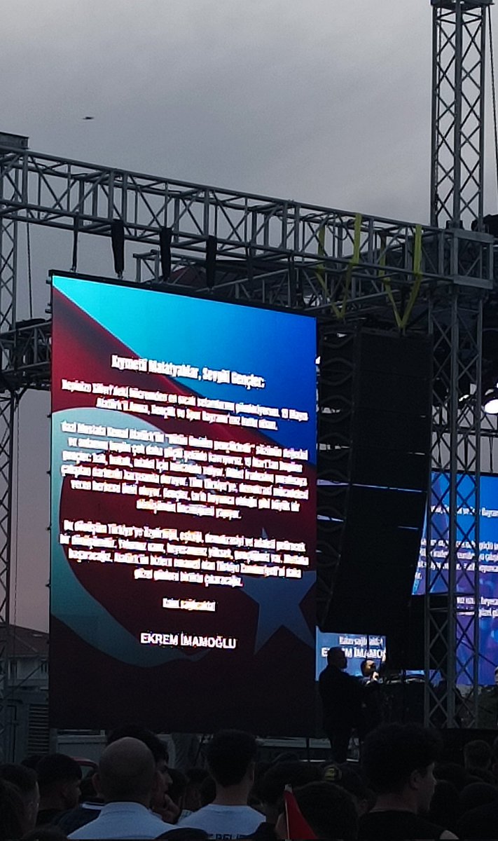 yaşadığı afetin etkileri hâlâ devam eden memleketinizde güzel bir etkinlik yapmaya çalışırken çoğu 18 yaş altı gençleri propagandanıza alet ediyorsunuz. ailelerin çocuklarını alıp geldiği yerde siyaset yapıp imza toplatmanın nasıl bir izahı olabilir ya
