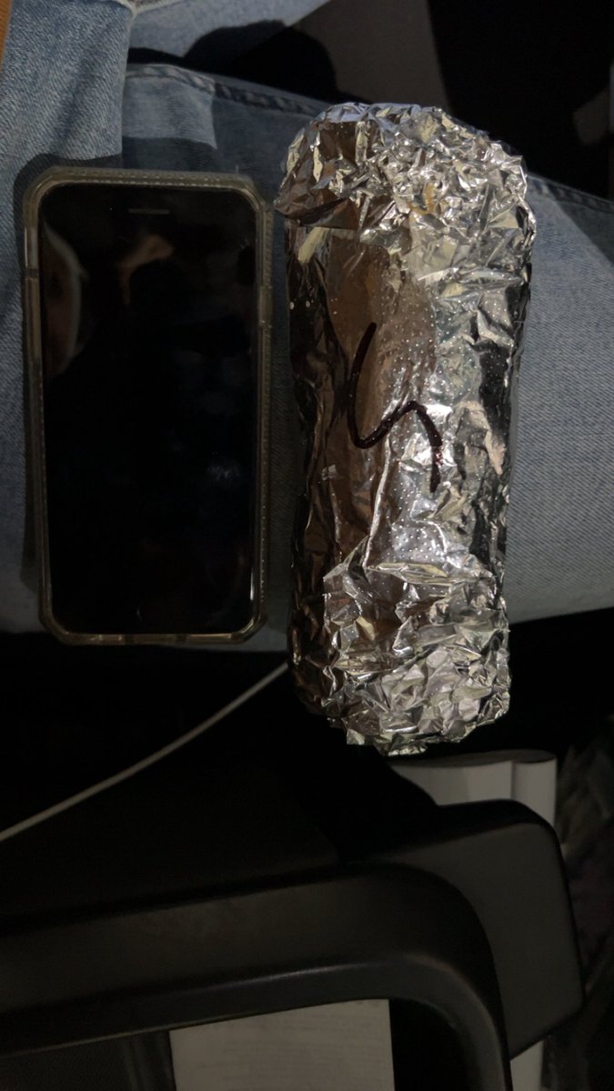 BSchwartz_15's tweet photo. @ChipotleTweets kind of embarrassed for myself. $12 for a burrito of this size is absurd 😅 https://t.co/1h6TSy66lt