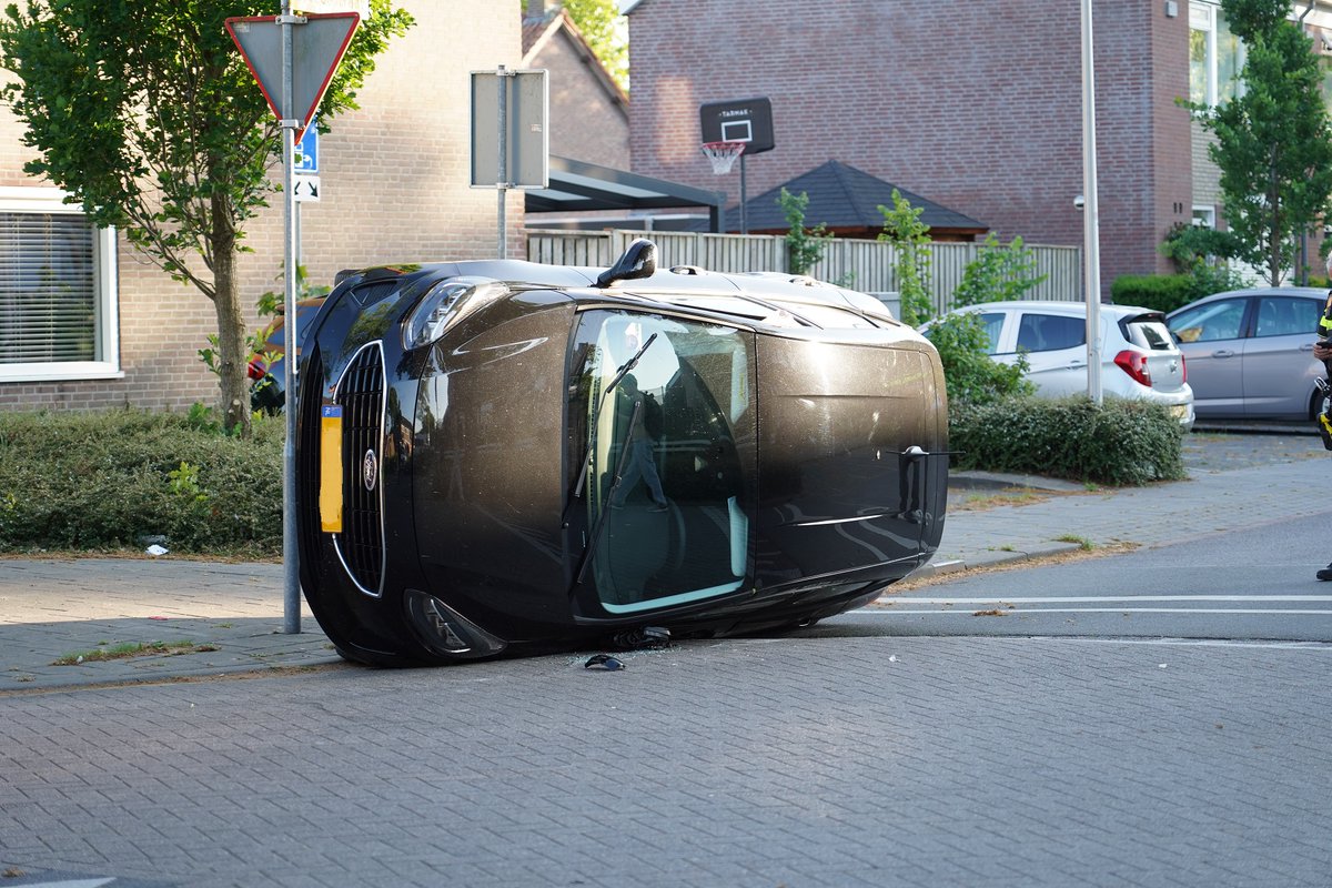 Auto op z’n kant na botsing op kruising