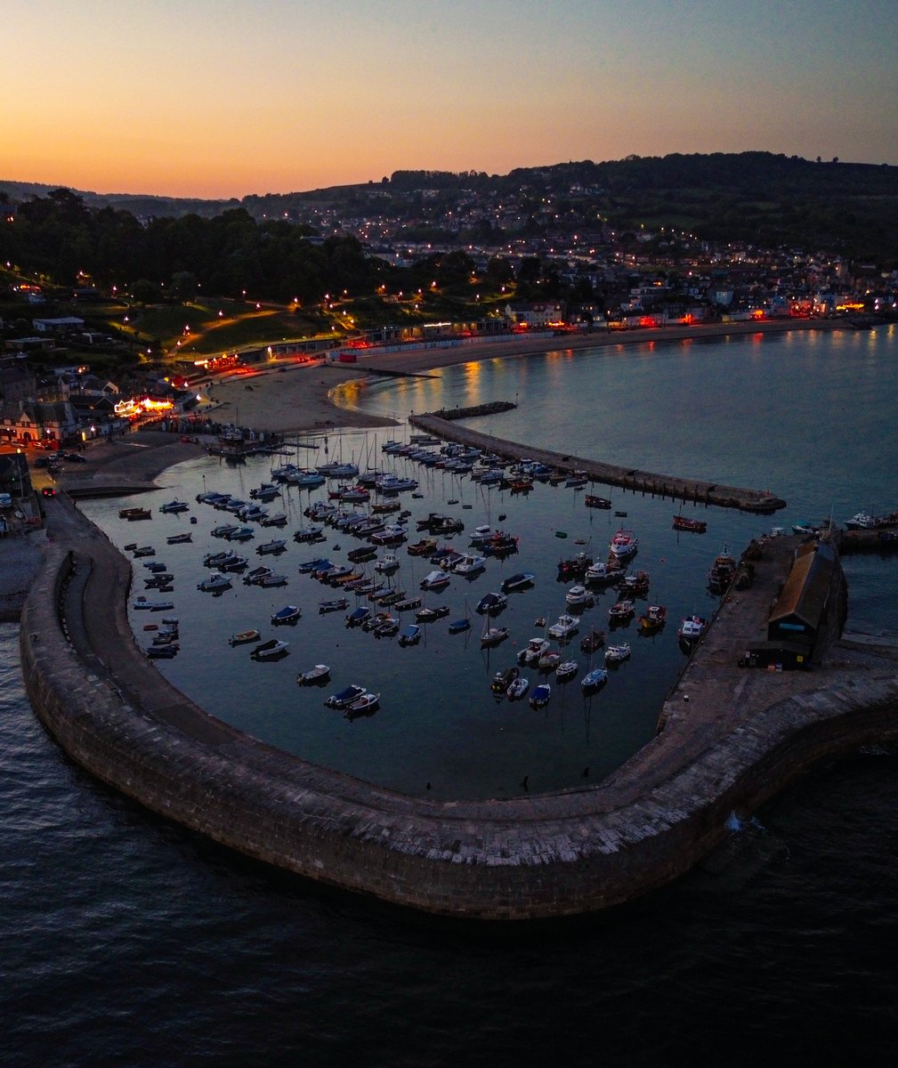 Nightfall after a beautiful day in Lyme Regis

#lymeregis #dorset #thecobb #dorsetcoast #nightphotography #nightdrone #dronephoto #dorsetcoast #lymeregisharbour
