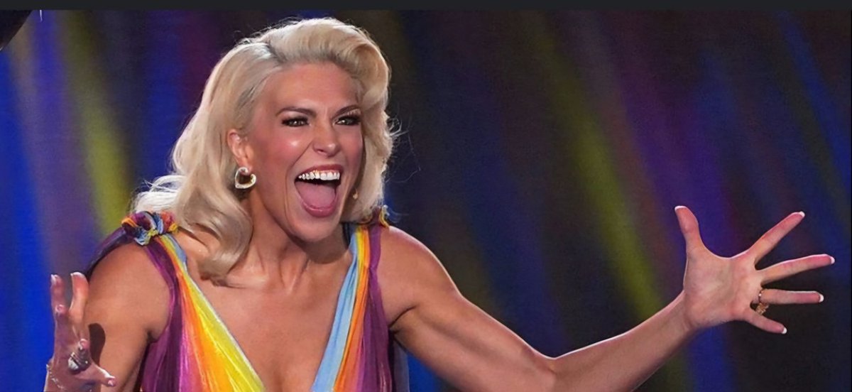 Ik word iedere keer een beetje bang van presentatrice Hannah Waddingham. Hebben jullie dat nou ook? 😜 #songfestival #esf #esc2025