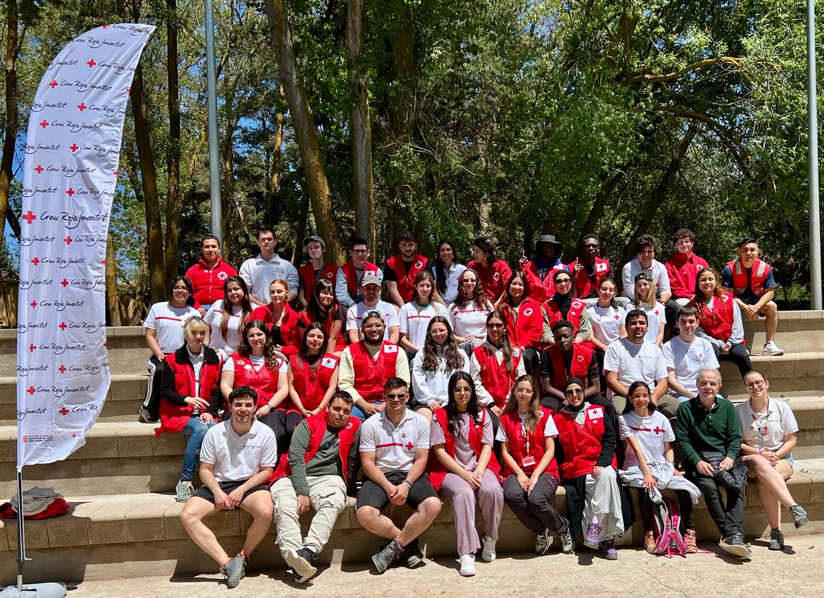 CreuRojaCAT's tweet photo. Aquest cap de setmana, el president @JosepQuitet ha participat al #DICSAT, la trobada ludicoformstiva de voluntariat de @crjoventut a Prades on ha reunit més de 45 joves de tot Catalunya per formar-se, intercanviar opinions i metodologies i crear un vincle https://t.co/WH0mlpoNYD