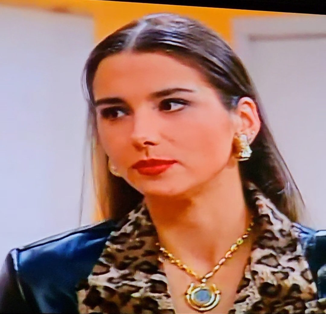 Chila7's tweet photo. Siempre tuvimos una @dualipaacervo @DUALIPA en Chile... cariños a nuestra bella @kattykowaleczko hoy la vi el Teatro del recuerdo de REC @canal13 
#Chile #DuaLipa #DualipaChile https://t.co/0VbI3FQ9qY