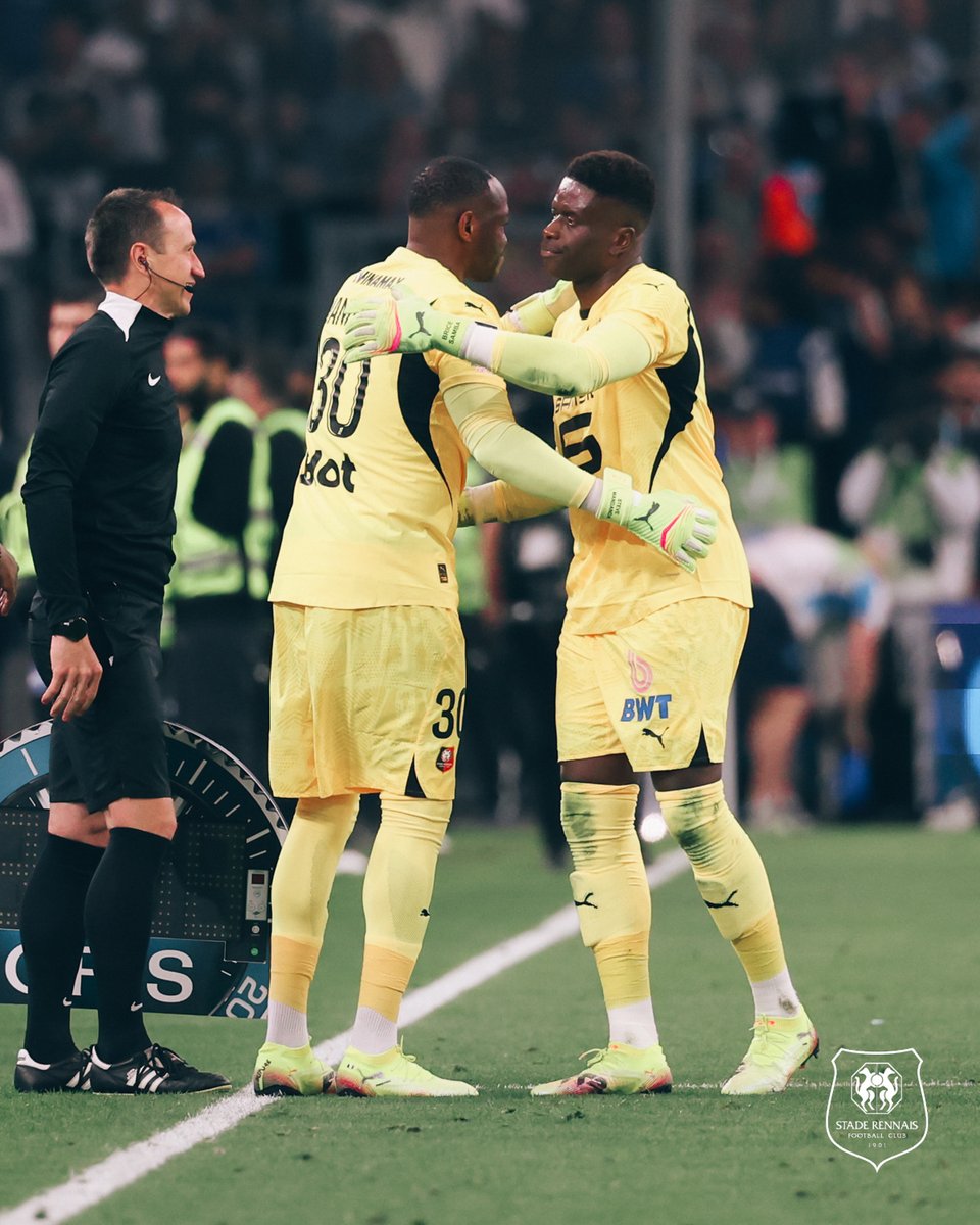 staderennais's tweet image. Une image qui fera date dans le grand livre de la @Ligue1.

𝗦𝘁𝗲𝘃𝗲, 𝗹𝗲́𝗴𝗲𝗻𝗱𝗲. 👏