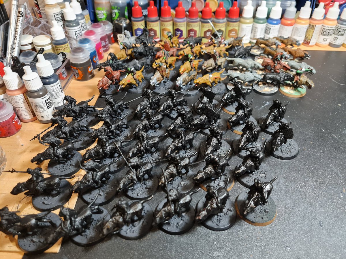 Started to paint the first warg riders for my multi-years Legions of The Dark Tower project. In the background some converted banners and of course even more orcs.