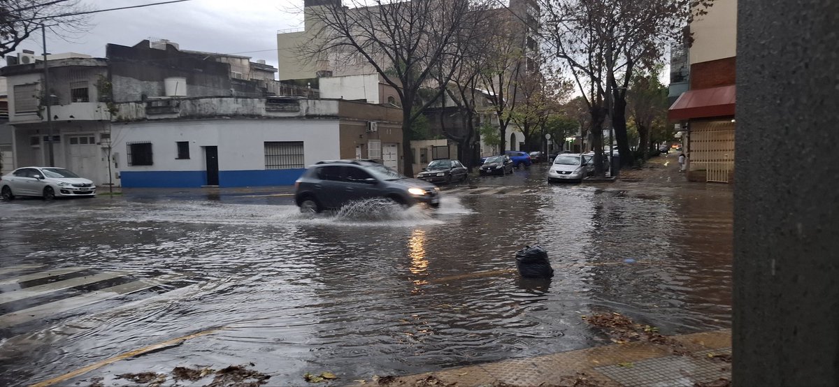deportivista24's tweet photo. no se inunda más?
Encima sin luz desde las 11
#macri #villadevoto #noseinundamas #EDESUR #tnalatarde #lluvia #lcdll https://t.co/gTXBHoOz3T
