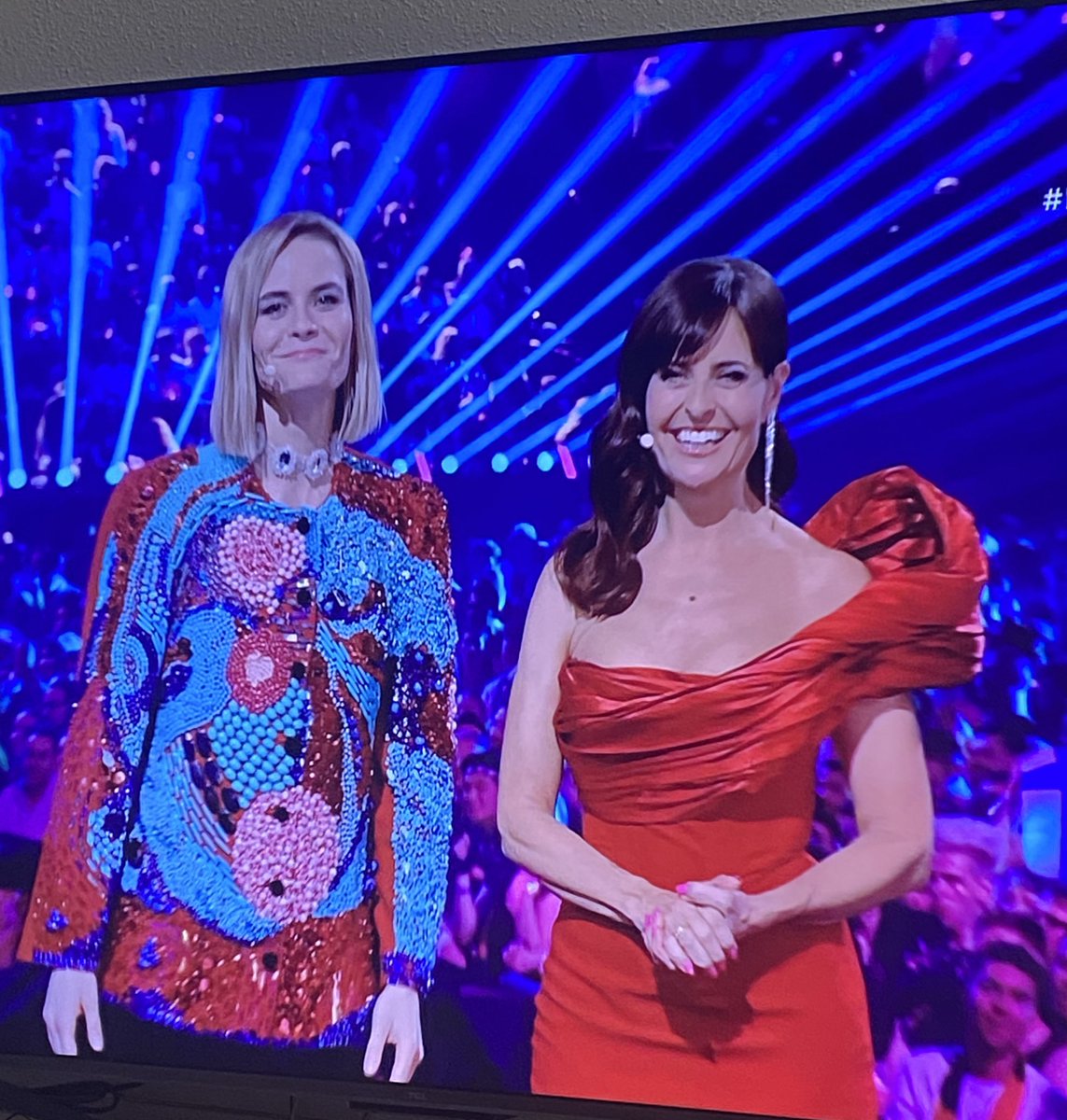 ainhoama's tweet photo. Cuando alguien dice que mi hermana y yo nos parecemos. #EurovisiónRTVE 

Mi hermana y yo: https://t.co/cwPaApozPt