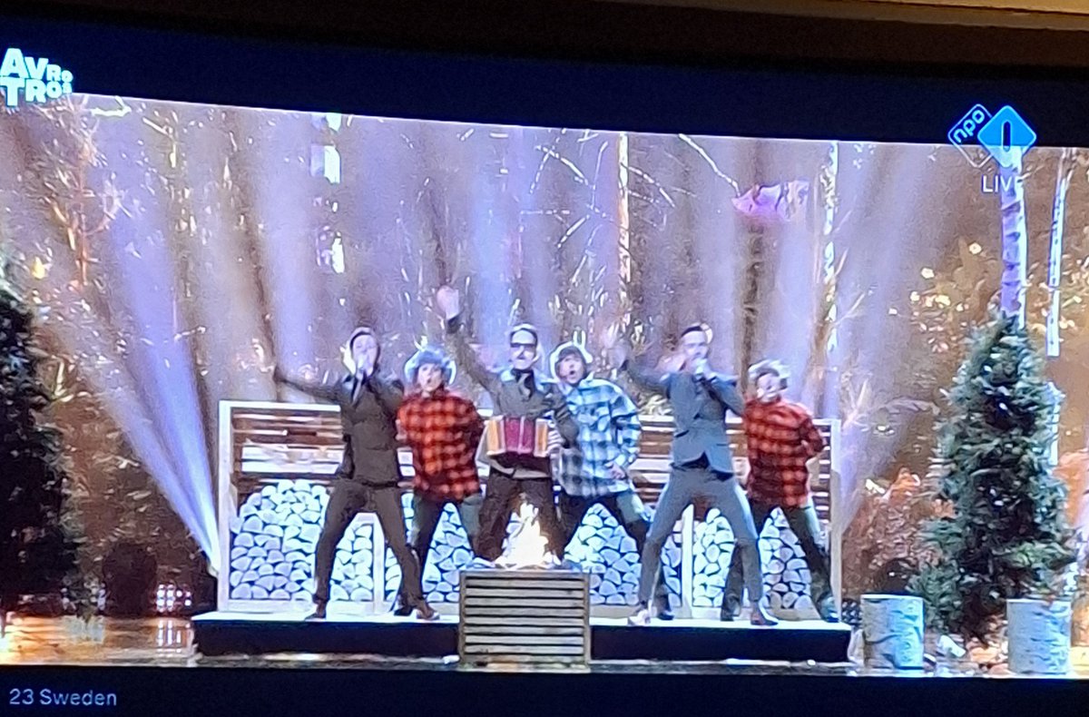 Kan iemand mij uitleggen waarom dit zo hoog staat bij de bookmakers?

Lijkt wel groep 8 musical.

Ik vind het heel debiel...

#songfestival