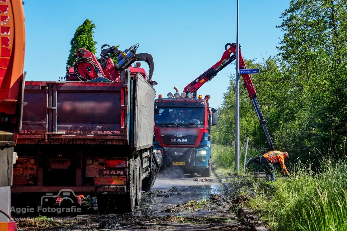 aggiefotografie.nl/112nieuws-vrac…
Door een nog onbekende oorzaak raakte een vrachtwagenchauffeur de macht over het stuur van zijn vrachtwagen kwijt.