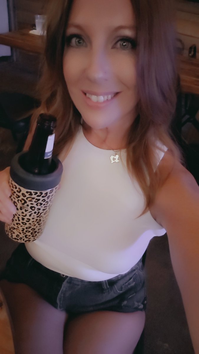 FayeMginger's tweet image. Day drinking  kinda day and found someone to buy all my drinks. 🍻🤍🤑😉  #winning #daydrinking #favoriteredhead @Kitcarson40