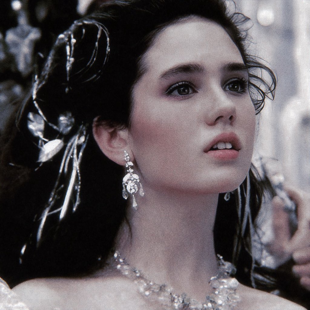 ThinkerRhaelya's tweet photo. ➷ lyanna stark + 𝒃𝒆𝒂𝒖𝒕𝒚 

“a child-woman of surpassing loveliness” // “lyanna was beautiful. everybody said so” // “beautiful and wilful” // “the northern girl had a wild beauty” // “the maid’s a fair one” // “you saw her beauty but not the iron underneath” // “she was more beautiful than that” // “a strong-willed girl who grew into a slender beauty”