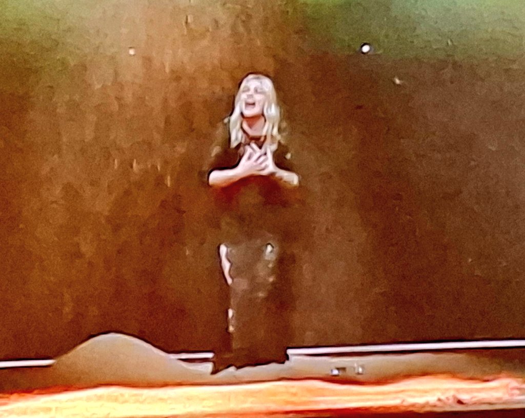 כמות החול שיוצאת מהנעליים של הבן שלי כשהוא חוזר מהגן