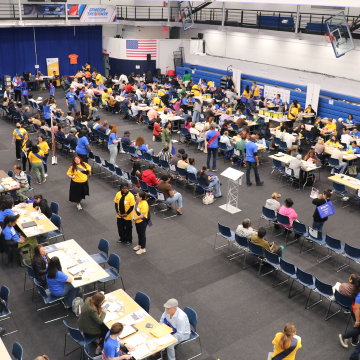 CUNYCitizenship's tweet image. Today, over 300 green card holders came to get help applying for citizenship. They are one step closer to enjoying the benefits of U.S. citizenship 🇺🇸 ✨You can also #BecomeACitizen. Call us at 646-664-9400 to register for our last event of the summer.