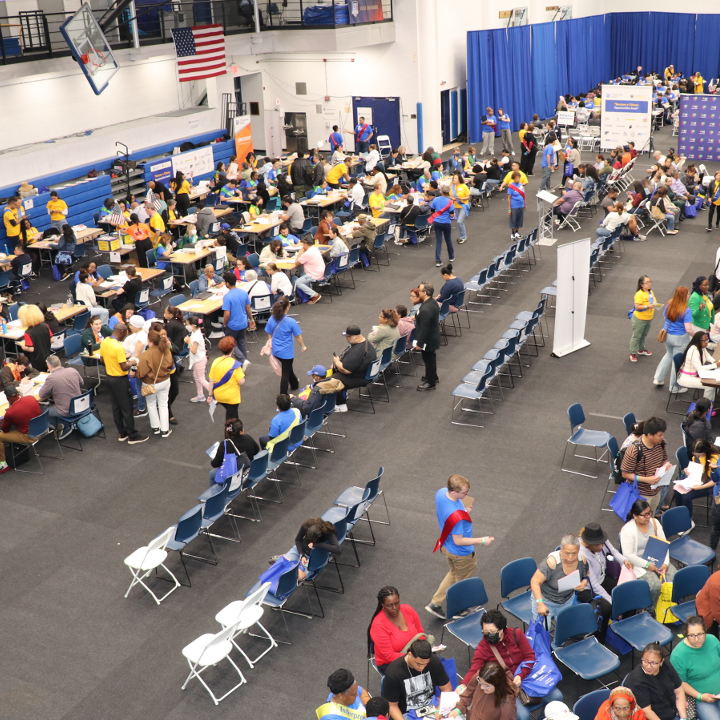 CUNYCitizenship's tweet image. Today, over 300 green card holders came to get help applying for citizenship. They are one step closer to enjoying the benefits of U.S. citizenship 🇺🇸 ✨You can also #BecomeACitizen. Call us at 646-664-9400 to register for our last event of the summer.