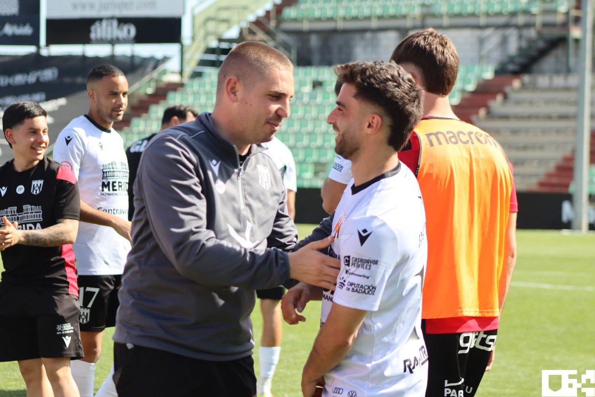 Merida_AD's tweet photo. 🤦🏻‍♂️ Oye… oye… que se nos va el día y no hemos felicitado a nuestro segundo entrenador, @Dani21Soler, y hoy cumple años 

🙌🏽 ¡Felicidades! ¡Vaya regalito! 🎁 https://t.co/PAW1nliKGr
