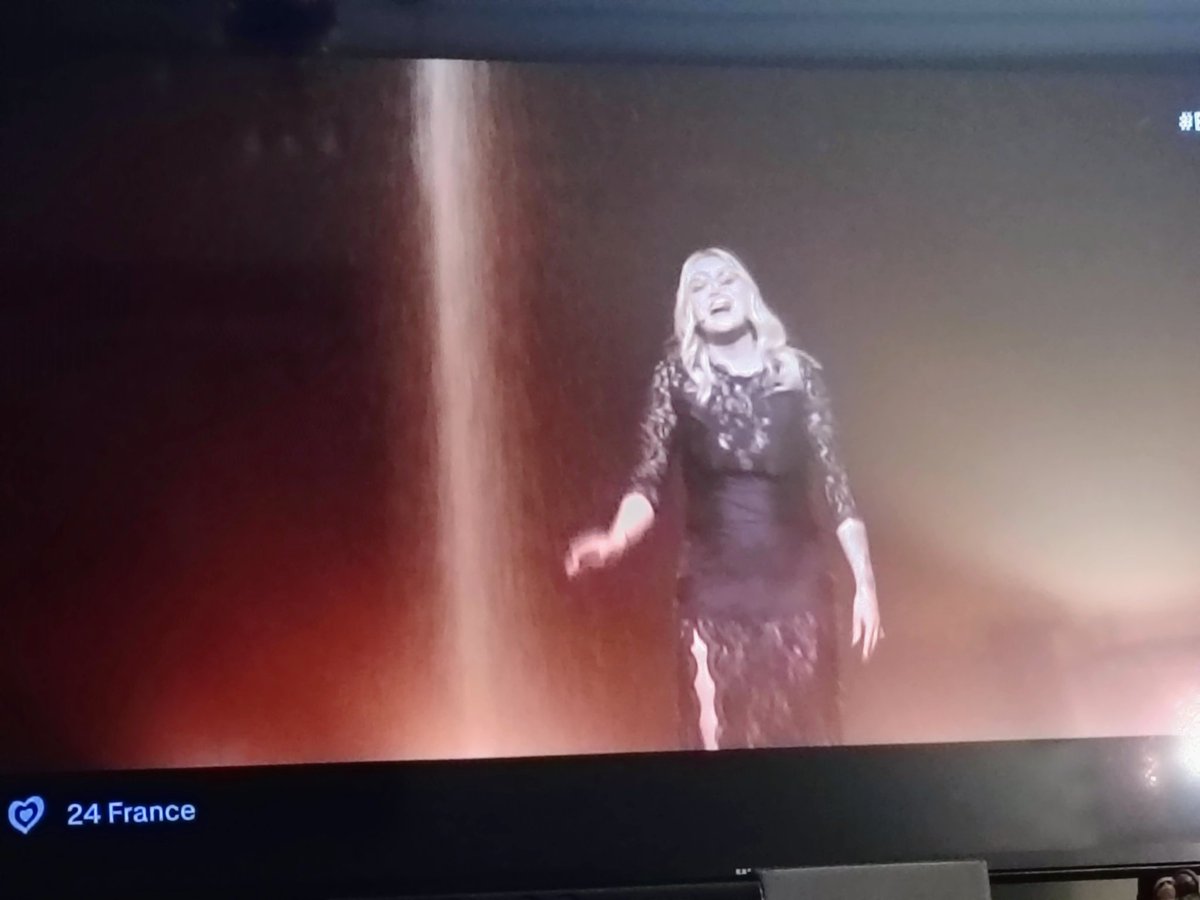 soy_luisen's tweet photo. #EurovisionRTVE #ESC2025 
Luego la francesa irá a la playa y se quejará de la arena que se le mete por la rabadilla. https://t.co/ZKJPfCVNYZ