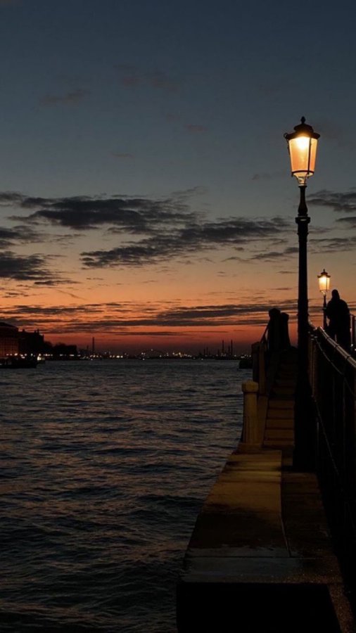 “Keşke şuan seni düşünmek yerine 
sana sarılıyor olsaydım.”