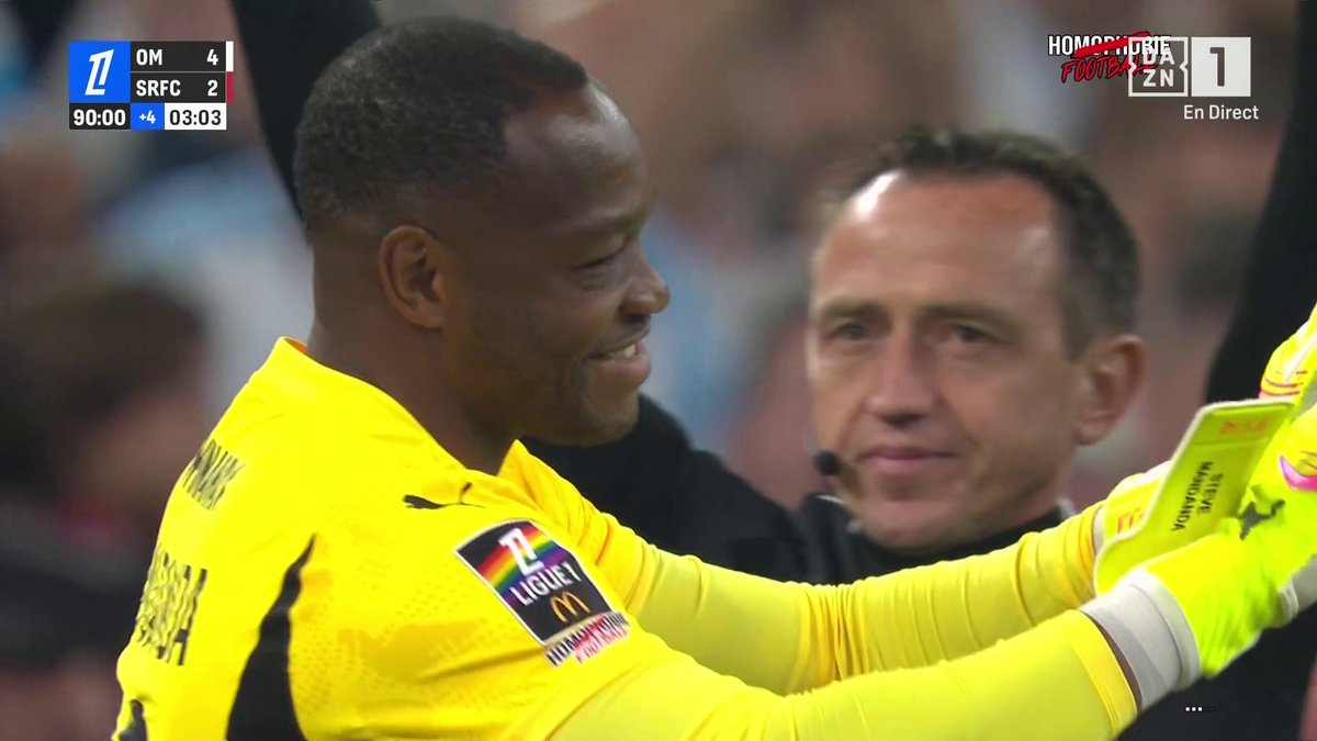 🔴 Quelle belle image ! Mandanda (Rennes) qui rentre à quelques secondes de la fin, sur la pelouse du Vélodrome.  

Énoooooooorme ovation des Marseillais pour la légende ! Fortes émotions.

Beau geste de Habib Beye. Le foot qu'on aime 👏

#TeamOM #Mandanda #Beye