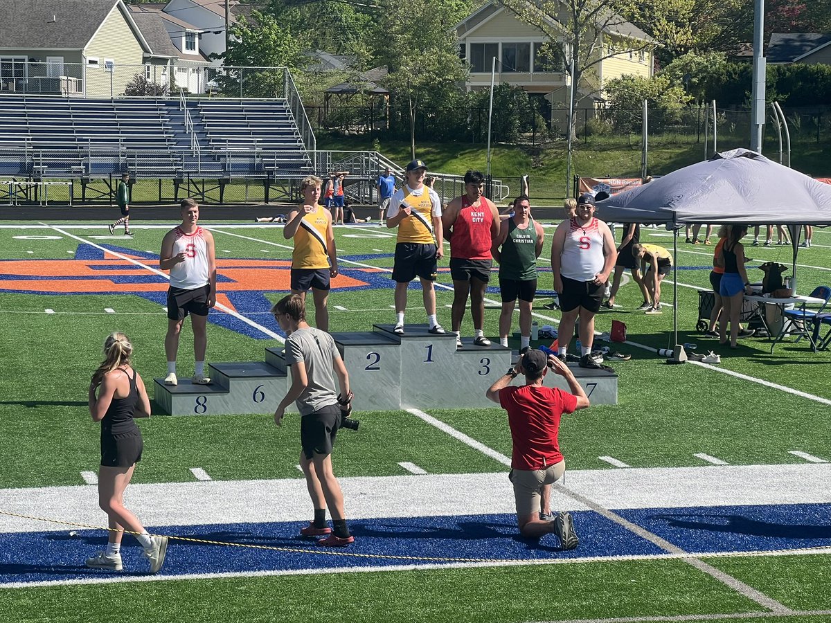 Julio_Kicks66's tweet photo. Heck of a season! I’ll be back next year for States. Medaled in both my events 
#Discus #ShotPut #tracknfield https://t.co/grJvnQ4lW5