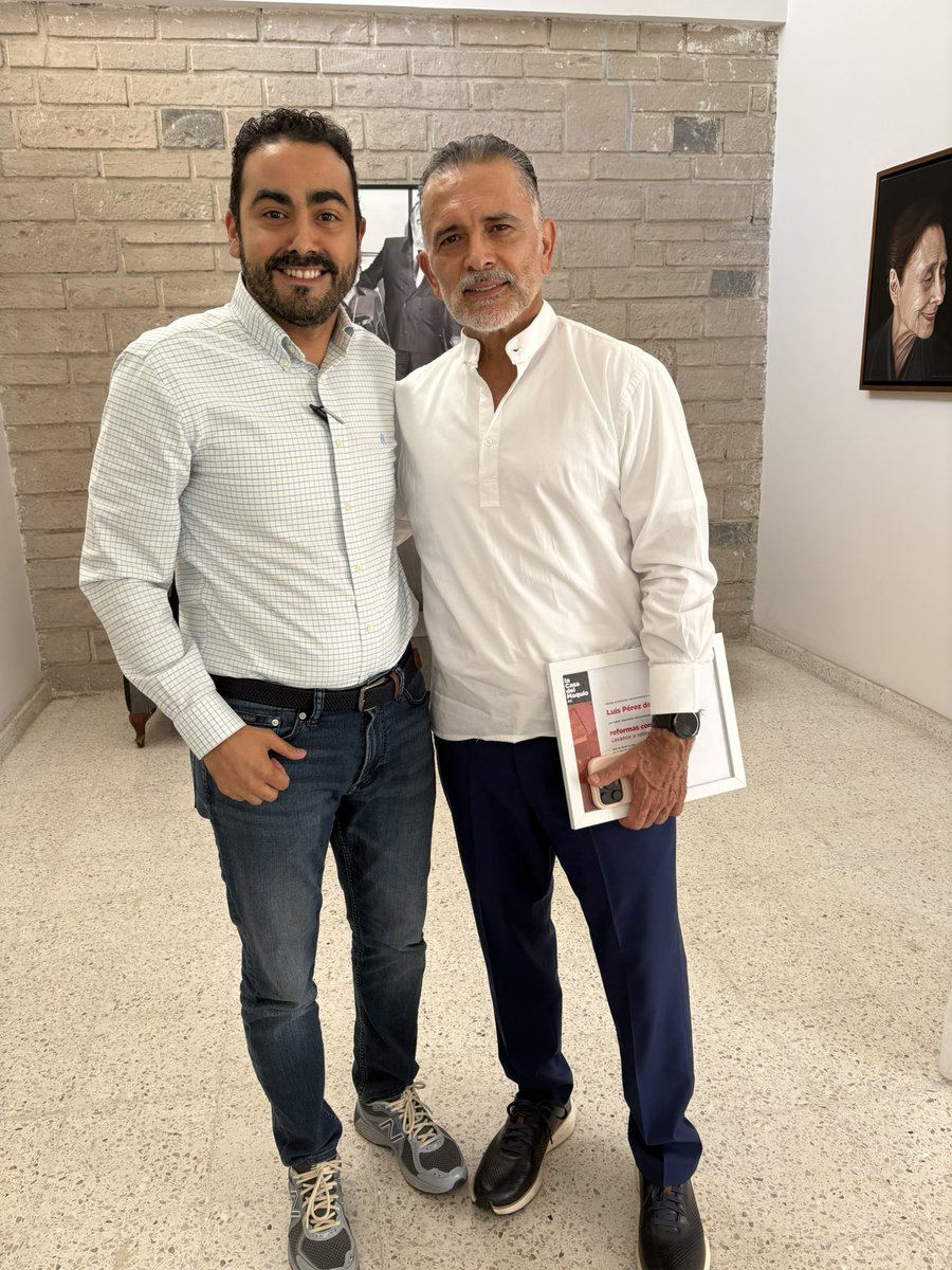 DavidMoralesMuo's tweet photo. Con @LuisPerezdeAcha , abogado experto en materia constitucional, fiscal y administrativo. Gran charla amena sobre las reformas constitucionales.
.
.
.
.
.
.
#abogacia #derechoconstitucional #derechoadministrativo #reformasconstitucionales https://t.co/CiIwJ83FYR