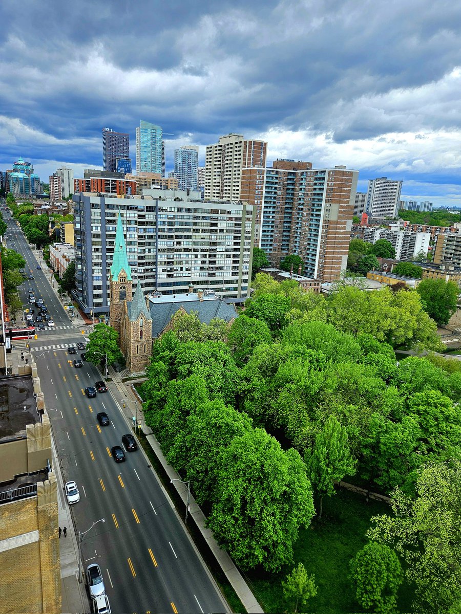 liskeard1's tweet image. Hello from downtown Toronto. I love these hopeful and getting more blue, minute by minute skies 💙🇨🇦🌎🇺🇸💙☮️ I wish everyone a most productive and stress free night! I think if I watch any more sports I'm gonna turn into a hockey puck or something. I'm up for it!
#GoLeafsGo