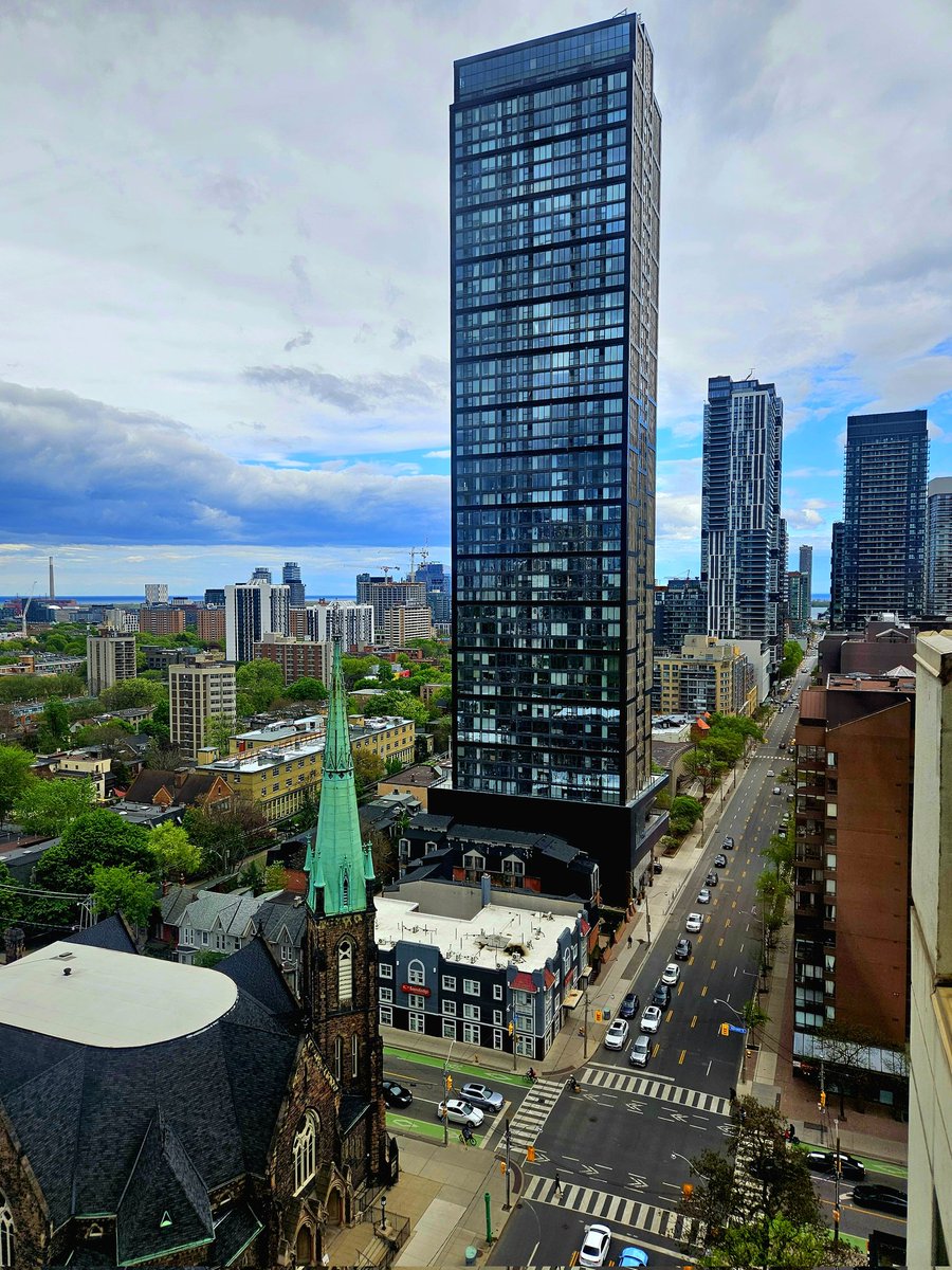 liskeard1's tweet image. Hello from downtown Toronto. I love these hopeful and getting more blue, minute by minute skies 💙🇨🇦🌎🇺🇸💙☮️ I wish everyone a most productive and stress free night! I think if I watch any more sports I'm gonna turn into a hockey puck or something. I'm up for it!
#GoLeafsGo