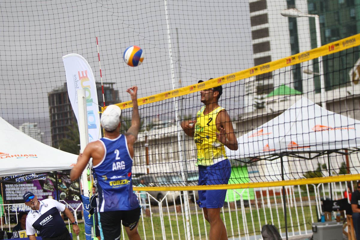 #BeachVolley - Capogrosso/Capogrosso, en semifinales en Iquique 🇨🇱

👉 La dupla rosarina venció en cuartos a Vinicius/Heitor 2-1 y jugará en semi contra Grimalt/Grimalt

👉 Najul/Abdala cayeron en esa instancia contra Carol/Rebecca 2-0