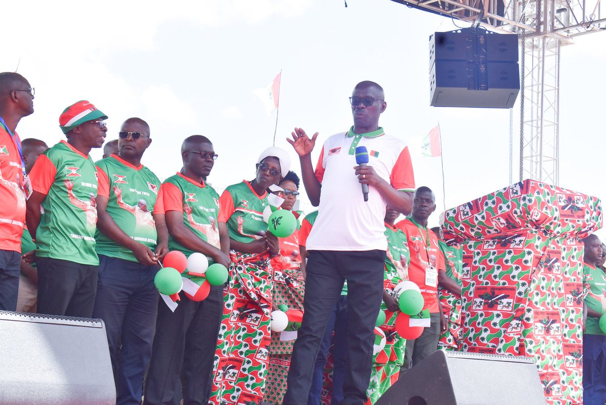burungaProvince's tweet photo. Le Chef d'état Bdais et Président du Conseil des sages du parti @CnddFdd,@GeneralNeva en compagnie du SG @R_Ndikuriyo a présidé ce 17 mai la campagne électorale déroulée au stade #Nkurunziza_Peace_Park_Complex_Stadium de Gisenyi à Makamba des  bagumyabanga de la province #Burunga https://t.co/KQ2dVE4GCU