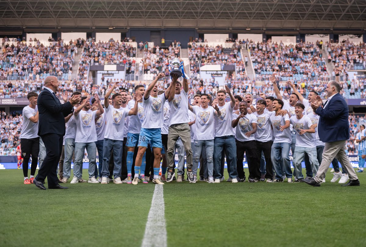 El presidente de la <a href="/RFAF/">RFAF</a>, <a href="/Pedrocurtido_/">Pedro Curtido</a>, entrega el título de campeones de #TerceraDivGr9 a la plantilla del #AtMalagueño, en la previa del encuentro entre <a href="/MalagaCF/">Málaga CF</a> y <a href="/RealSporting/">Real Sporting</a>.