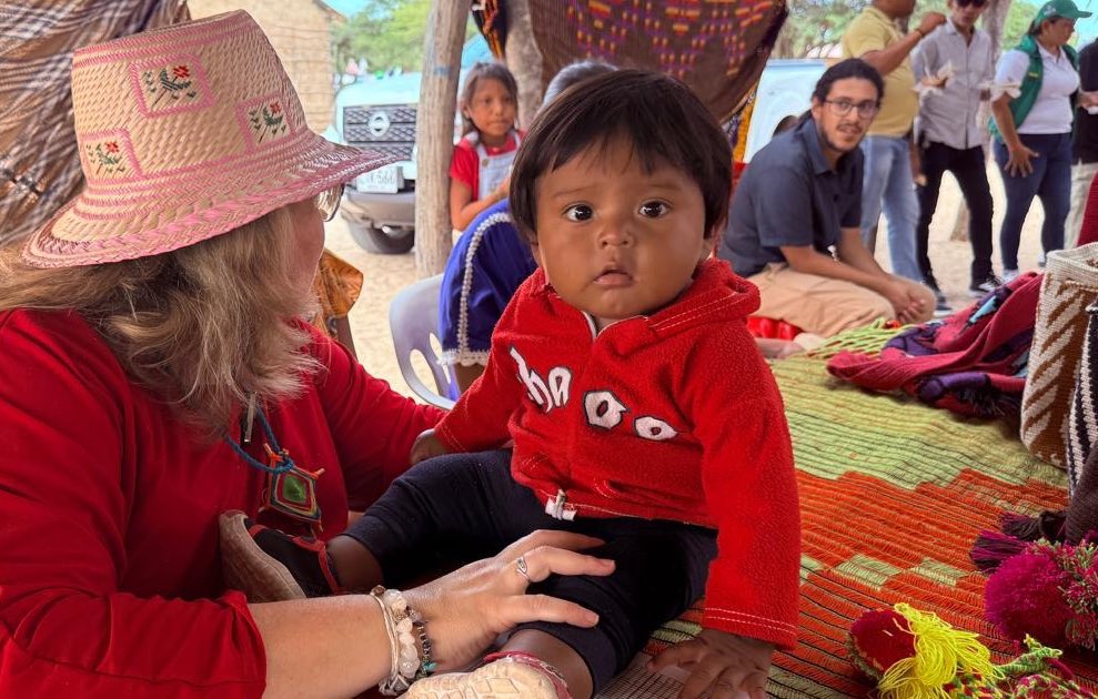 AstridCaceresC's tweet image. Ya llegamos a 2.500 comunidades rurales Wayuu con modelo integral de atención, ya hemos visto nacer los bebés en este modelo de atención con las comunidades. El agradecimiento es a ellos que lo hacen posible. Los buenos que vienen haciéndolo bien son muchos!Ellos hacen el cambio