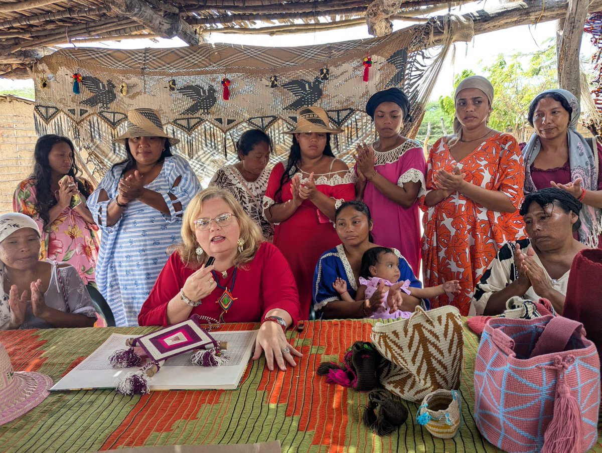 AstridCaceresC's tweet image. Ya llegamos a 2.500 comunidades rurales Wayuu con modelo integral de atención, ya hemos visto nacer los bebés en este modelo de atención con las comunidades. El agradecimiento es a ellos que lo hacen posible. Los buenos que vienen haciéndolo bien son muchos!Ellos hacen el cambio