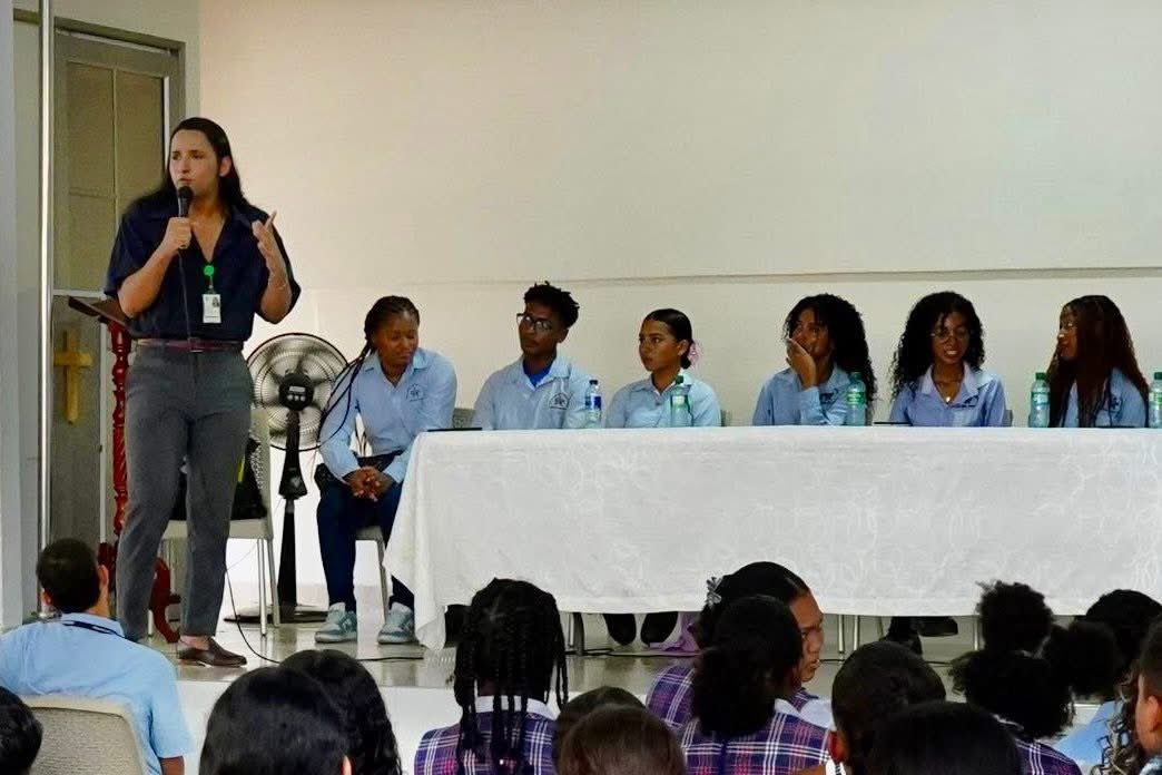 velezc_nelson's tweet photo. Desde el programa de articulación con la media técnica del CIP @SENAenBolivar realizamos “Conectando Saberes” en la IE Bertha Suttner. Un espacio para motivar a nuestros aprendices de grado 11⚙️💡, fortalecer la retención y visibilizar la cadena de formación 🔗 #SomosSENA https://t.co/8tDfuETMsA
