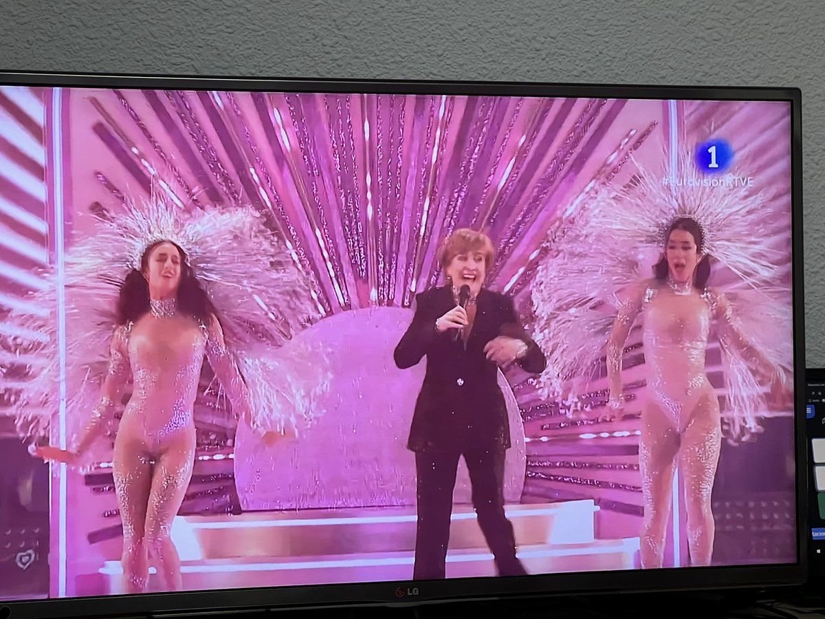 CdeCarloti's tweet photo. Concha Velasco y sus ajolotes Suizos #Eurovision2025 #EurovisionRTVE https://t.co/SHwPM0Hdh3