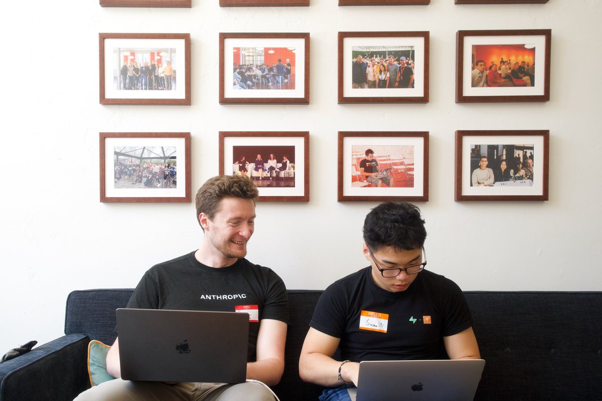 hahnbeeIee's tweet image. scenes from worlds biggest mcp hackathon