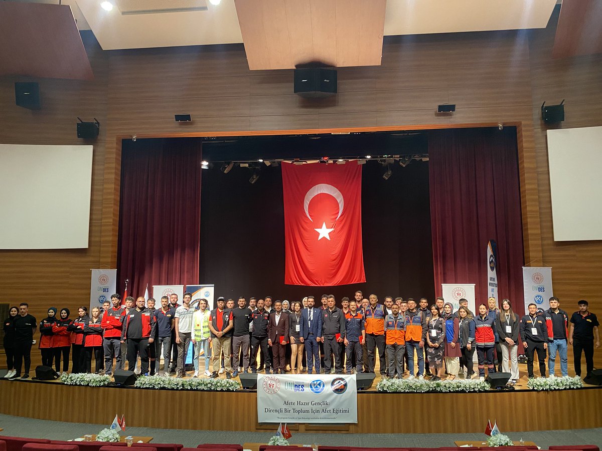 Kayseri Üniversitesi Afet ve Acil Durum Kulübü olarak ÜNİDES programıyla düzenlemiş olduğumuz “Afete Hazır Gençlik: Dirençli Bir Toplum Eğitimi” adlı programımızdan kareler.