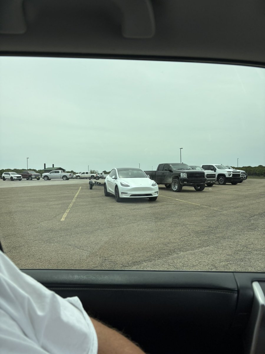 kapplegate_1's tweet photo. Tesla pulling a boat 😂l https://t.co/1eDX4jhbZU