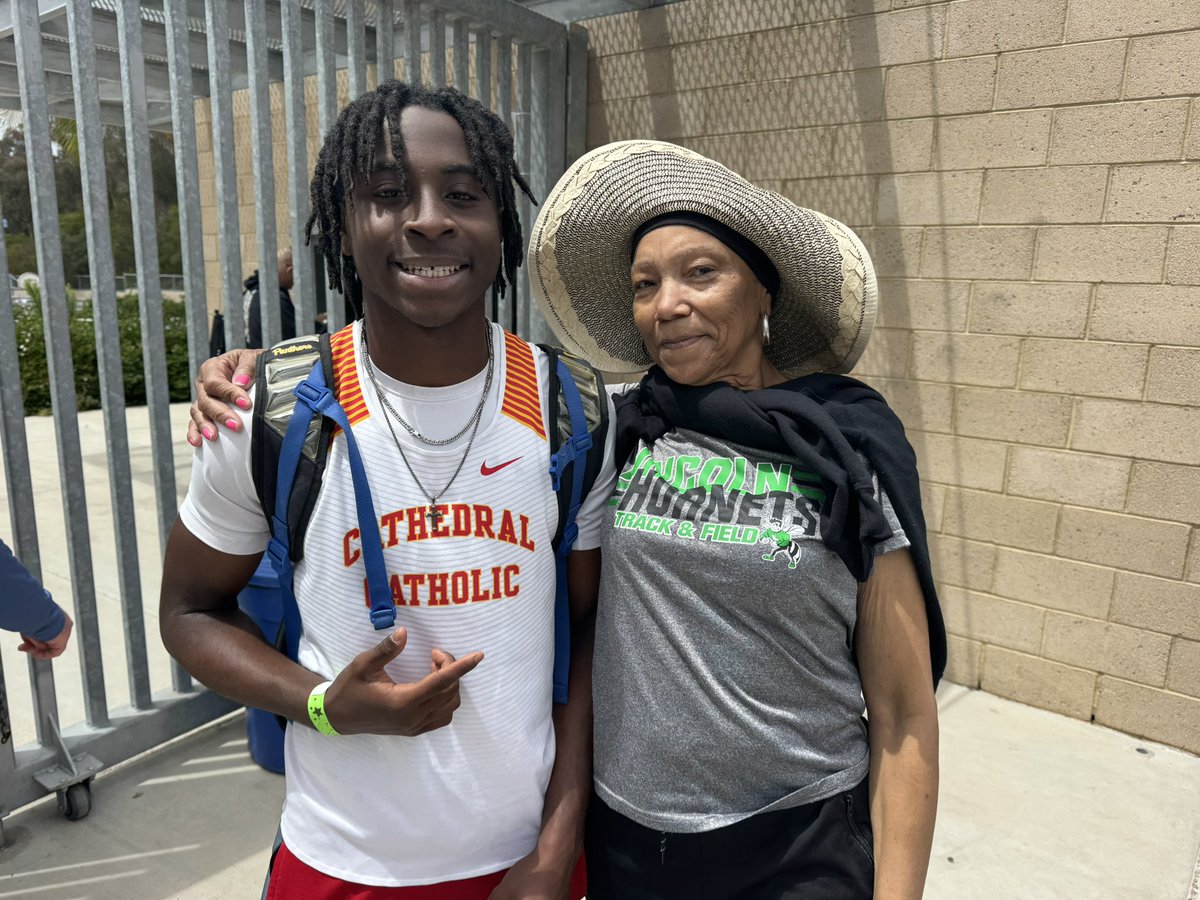 Asmithmcglynn's tweet photo. Also, was able to medal in the 100, and got some well wishes from 1972 Olympic Great and Lincoln Grad Jackie Thompson.
@Donsfootball
@CCHSAthletics
@HonorFaalave @lincolnhighsd
@curtis_beach
#UntilNextWeek
#RollDons
#PushOnThrough
#Inspiration
#SDSCIFDivision2 https://t.co/1n0m1HY8ub