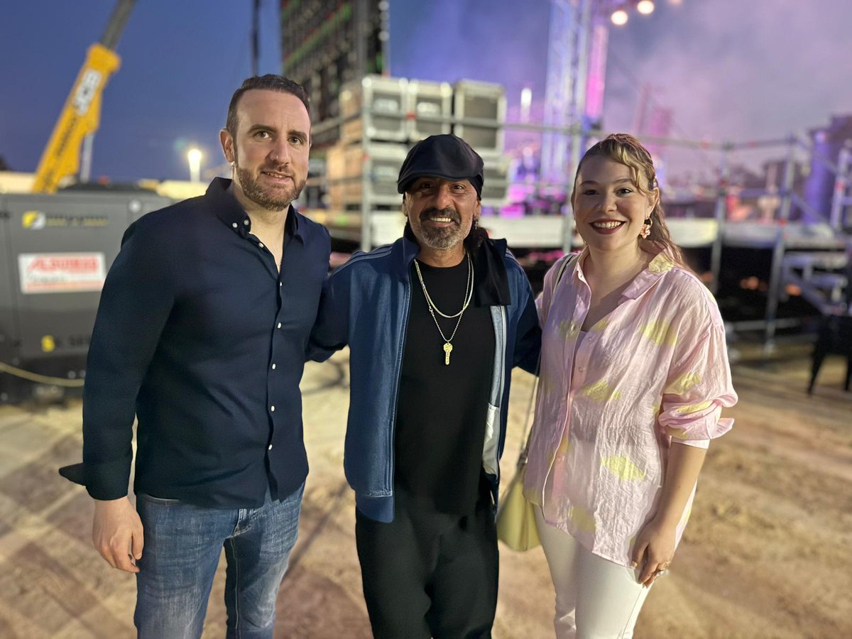 Concierto con Miguel Campello <a href="/aytoguadaira/">Alcalá de Guadaíra</a> animando la preferia con presencia delegados Juventud y Hábitat para la organización <a href="/paulafusters/">Paula Fuster Santos</a> <a href="/David_Delgado_T/">David Delgado</a>