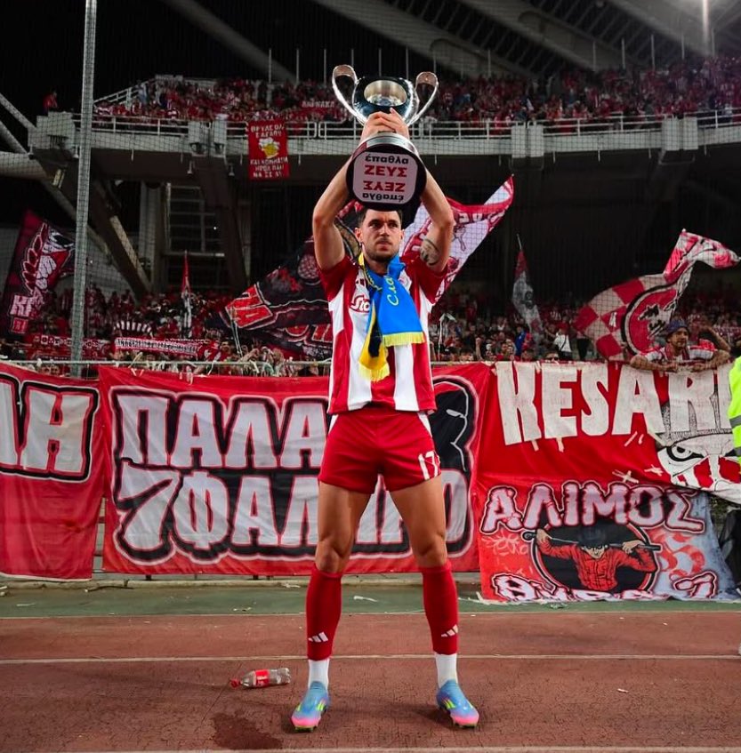 alec__12's tweet photo. Δεν θυμάμαι άλλον παίκτη να έχει τέτοιο ‘γύρισμα διακόπτη’ μέσα σε μια χρονιά

Από το κράξιμο και τα χαμένα γκολ σε άδειο τέρμα στην αποθέωση και πλέον δέσιμο με ομάδα-κόσμο 
#OlympiacosFc https://t.co/VKdXep1quQ