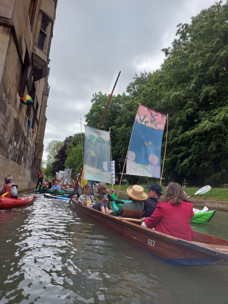 WaterSenCam's tweet image. Glorious morning with 100 other river lovers on a flotilla of punts, paddle boards, canoes and kayaks showing love for our #rivercam. Message to @anglianwater: try harder to #cleanitup! @CambridgeCandI @camvalleyforum @surfersagainstsewage #paddleoutprotest #puntandpaddleout