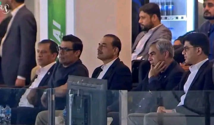 انڈیا والو وقفہ کے بعد ہمارا پی ایس ایل شروع ہو گیا
تمہاری آئی پی ایل وڑ گئی ہے
دیکھو سر کو سر میچ دیکھ رہیں ہیں اسی راولپنڈی سٹیڈیم میں جس کو تم فوٹو شاپ پہ تباہ کر چکے ہو گاو موتر کی نجس اولادو
